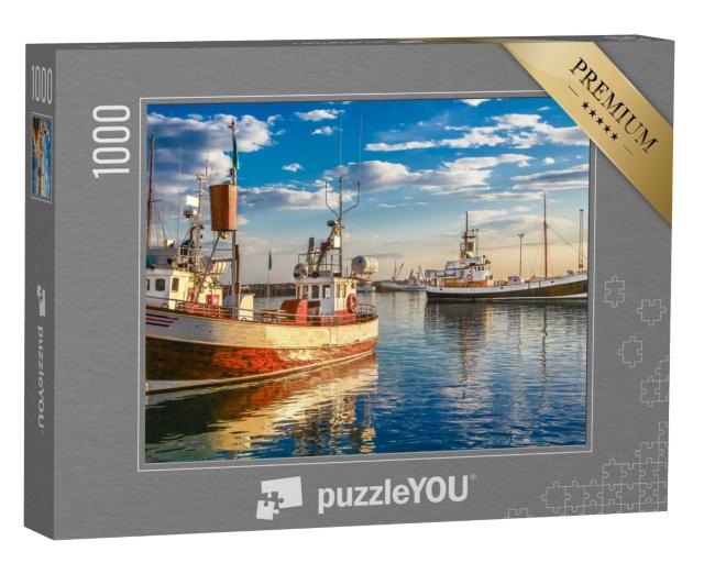 Puzzle de 1000 pièces « Bateaux de pêche dans le port au coucher du soleil, ville de Husavik, Islande »