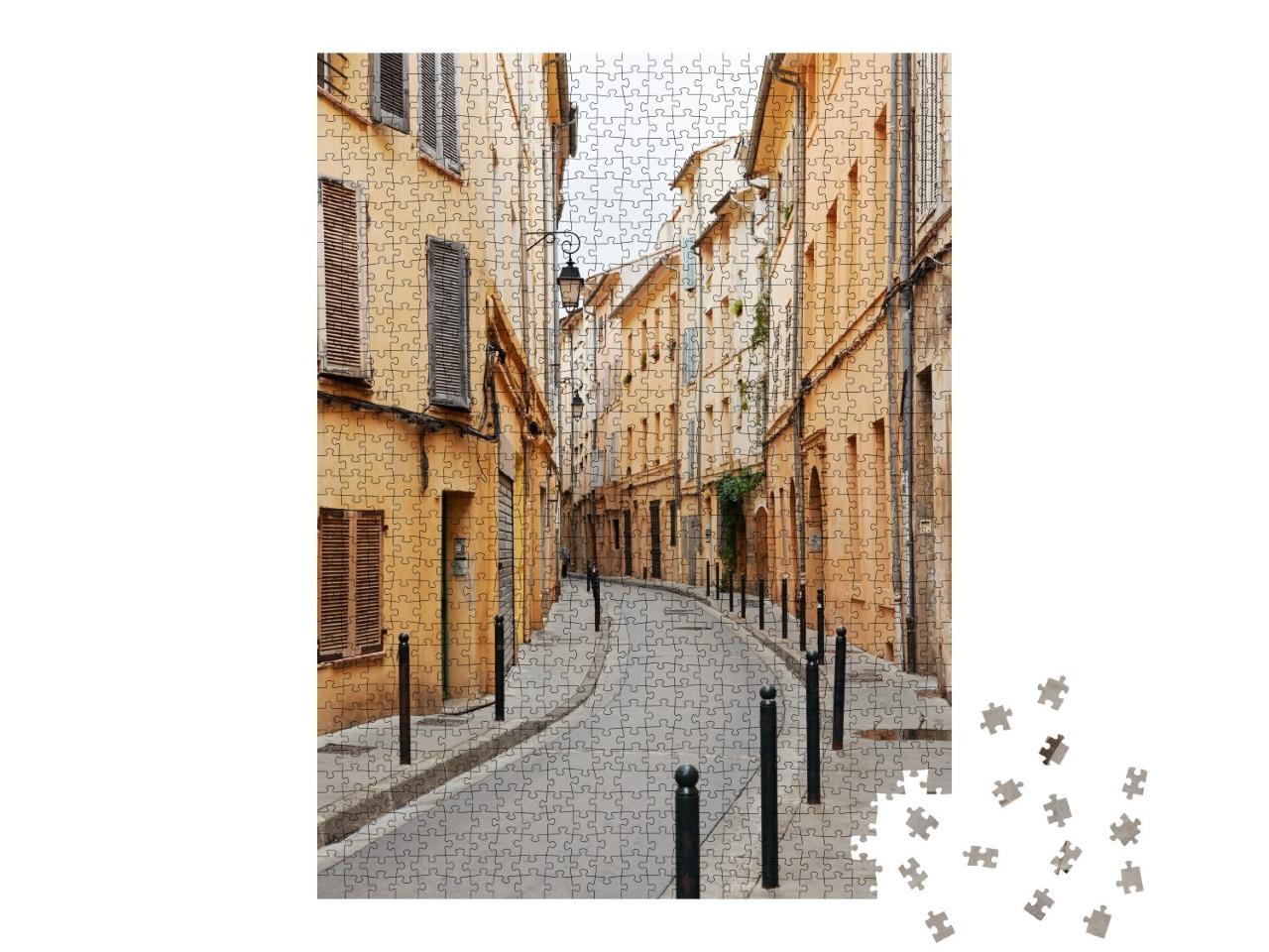 Puzzle de 1000 pièces « Rue étroite avec des bâtiments médiévaux typiques dans la ville d'Aix en Provence, sud de la France »