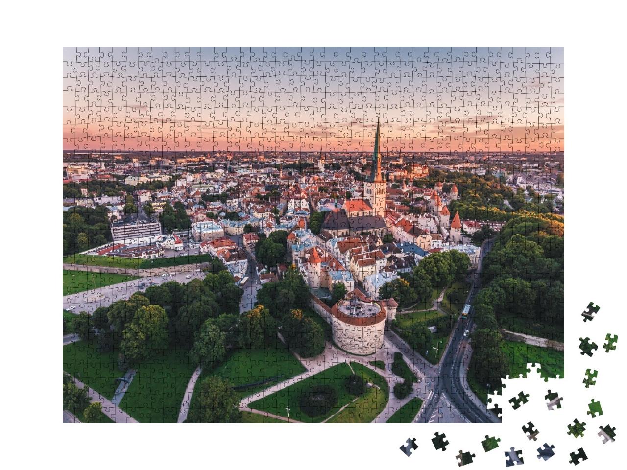Puzzle de 1000 pièces « Vue aérienne de la vieille ville de Tallinn au coucher du soleil, Estonie »
