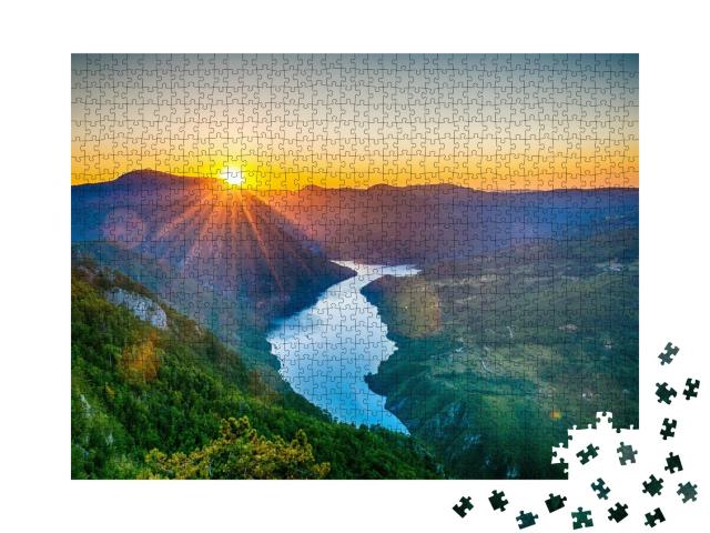 Puzzle de 1000 pièces « Point de vue de Banjska stena, montagne de Tara, Serbie avec coucher de soleil »