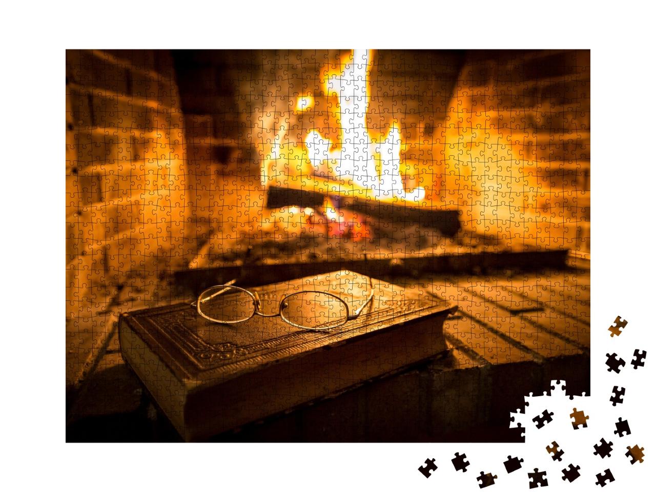 Puzzle de 1000 pièces « Vieux livre avec une paire de lunettes devant une cheminée, feu crépitant »
