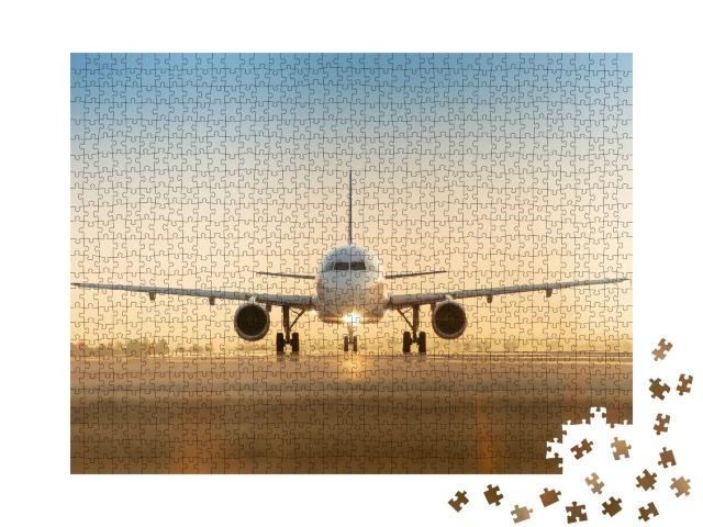 Puzzle de 1000 pièces « Avion sur la piste d'atterrissage au coucher du soleil »