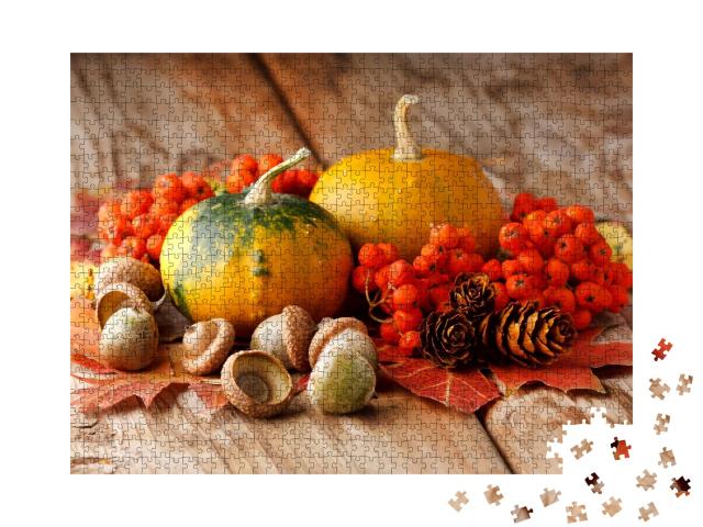 Puzzle de 1000 pièces « Citrouilles récoltées avec des feuilles d'automne et des noix »