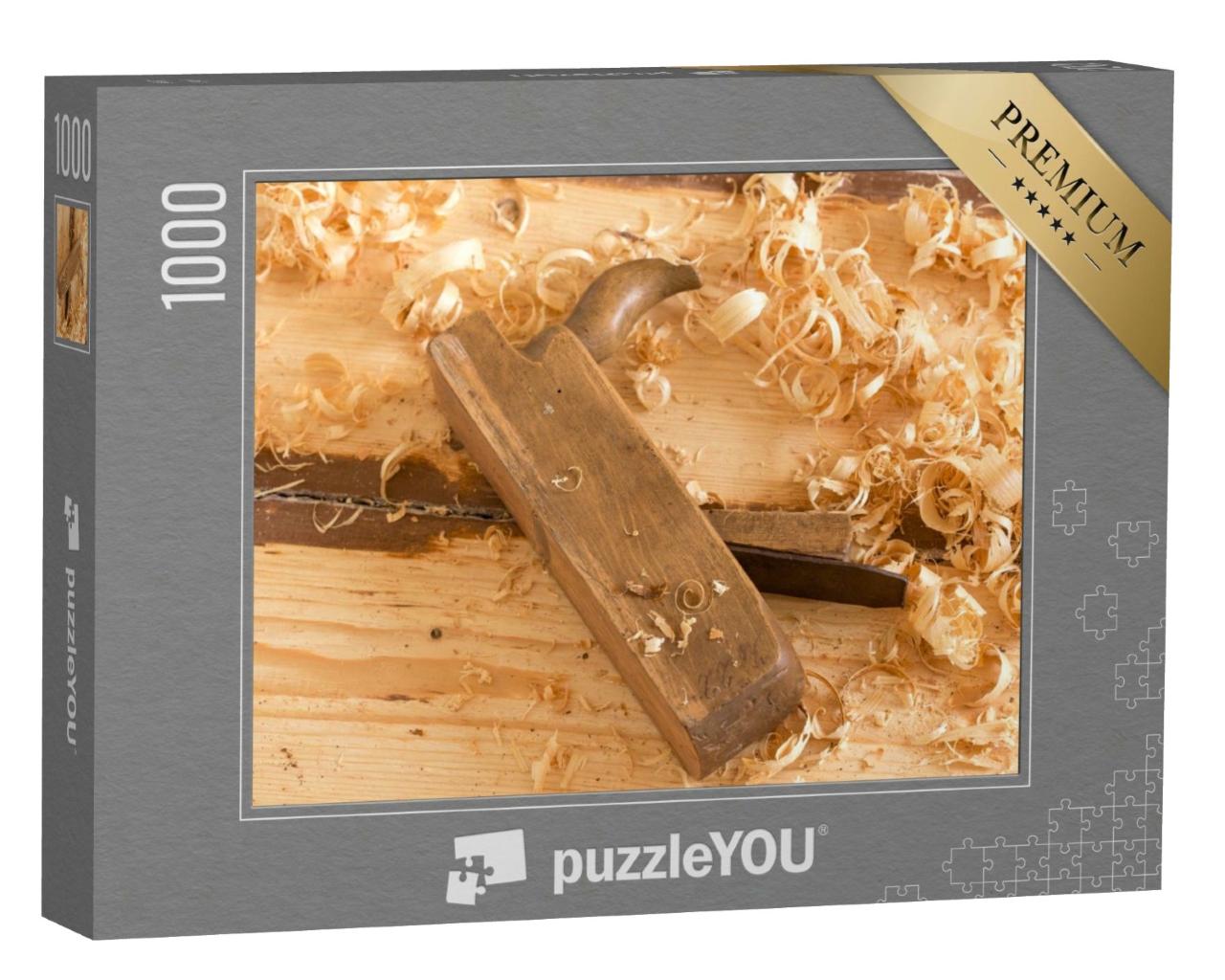 Puzzle de 1000 pièces « Ancien rabot à main en bois mis au rebut pour le travail du bois avec des copeaux de bois. »