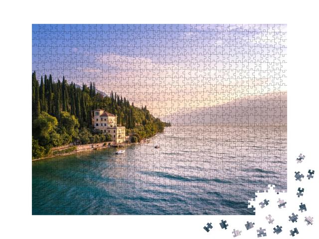 Puzzle de 1000 pièces « Ancienne villa sur le lac de Garde, Toscolano Maderno, Lombardie »