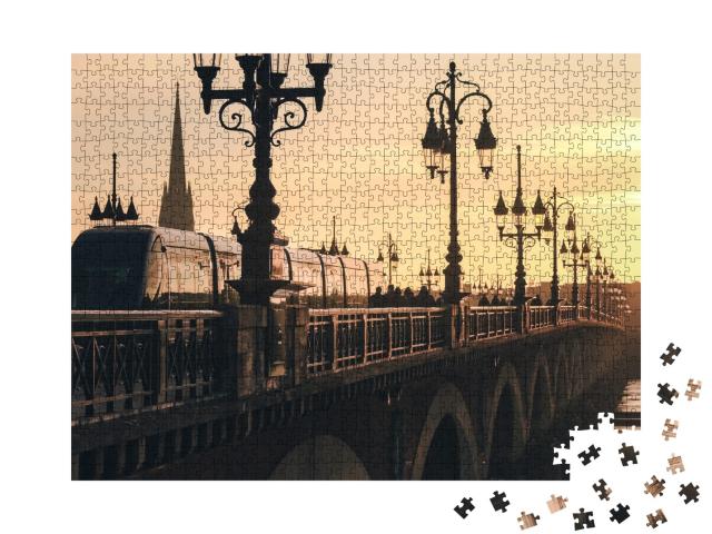 Puzzle de 1000 pièces « Tramway moderne sur le pont de Pierre à Bordeaux au coucher du soleil »