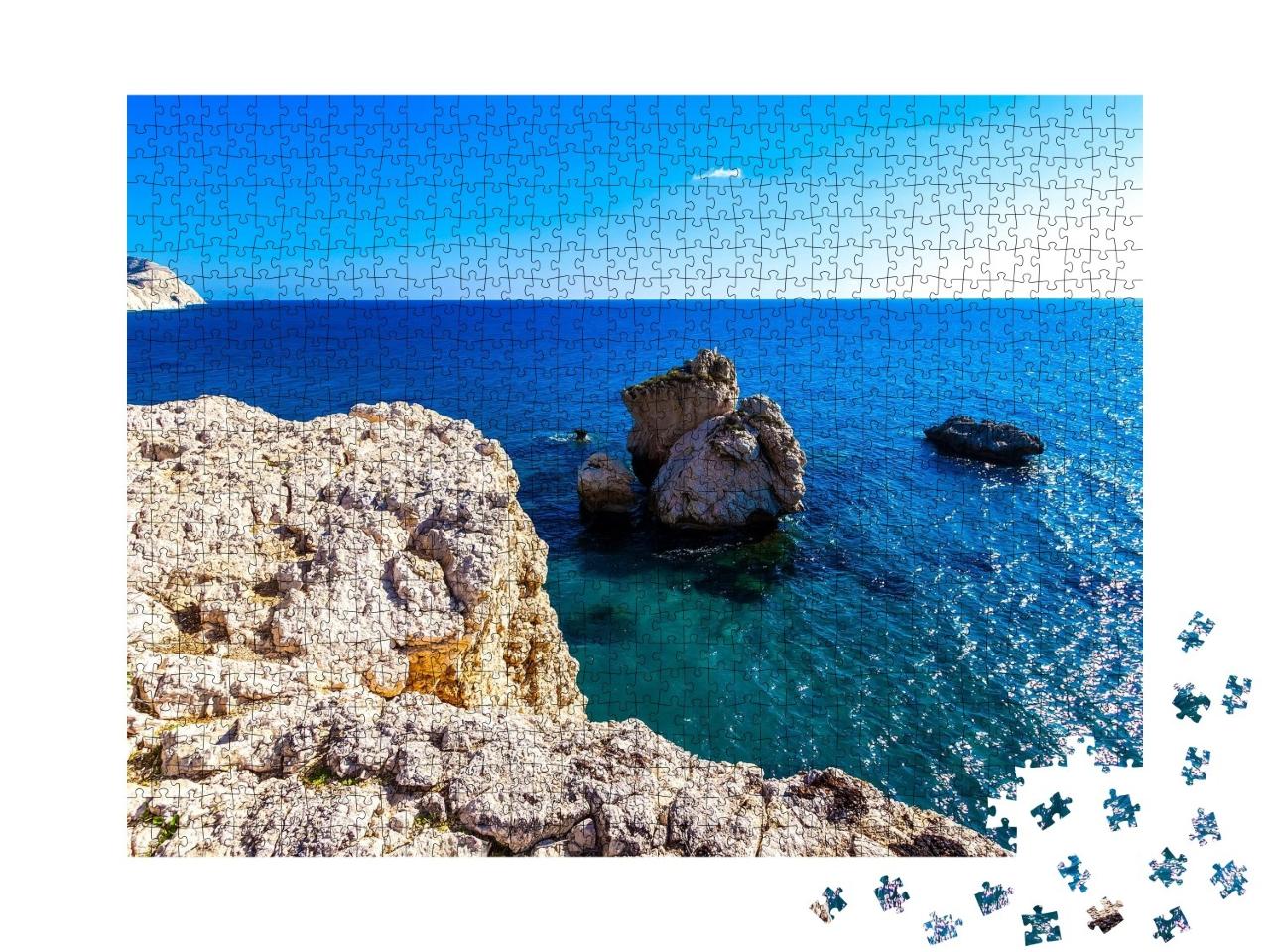 Puzzle de 1000 pièces « Des rochers blancs au-dessus d'une mer d'azur »