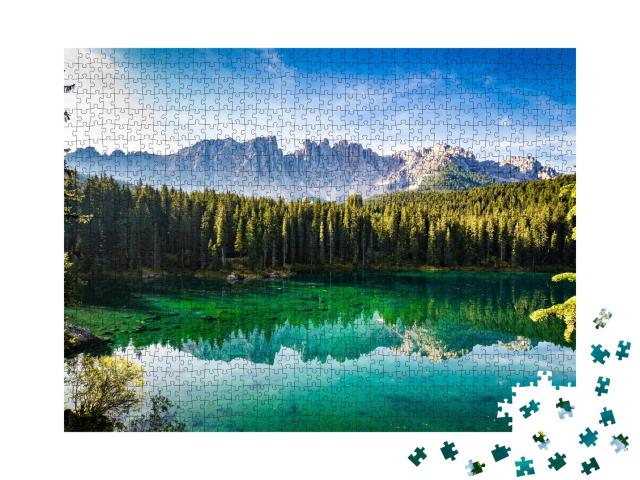 Puzzle de 1000 pièces « Matin ensoleillé au lever du soleil sur le lac de Carezza, Tyrol du Sud, Italie »