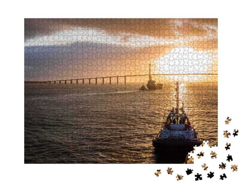 Puzzle de 1000 pièces « Coucher de soleil derrière le pont de Saint-Nazaire en France. »