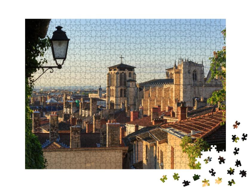 Puzzle de 1000 pièces « Lanterne, toits et cathédrale St. Jean Baptiste dans le Vieux Lyon, la vieille ville de Lyon. France. »