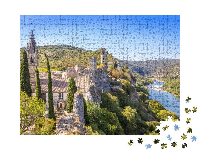 Puzzle de 1000 pièces « TitreÉglise Saint-Roch d'Aiguèze avec la rivière Ardèche en arrière-plan, France »