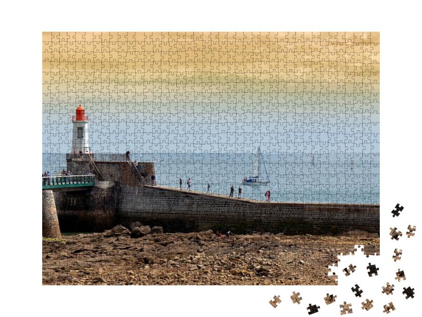 Puzzle de 1000 pièces « une vue sur la jetée et le phare des Sables d'Olonne, France »