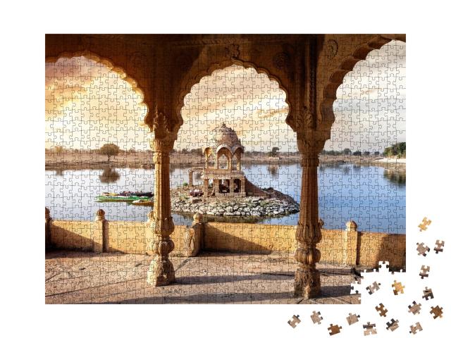Puzzle de 1000 pièces « Arches de pierre et temples dans le lac Gadi Sagar à Jaisalmer, Rajasthan, Inde »