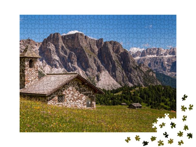 Puzzle de 1000 pièces « Chapelle de montagne devant le groupe de Sella, Alp Seceda, Dolomites, Tyrol du Sud »