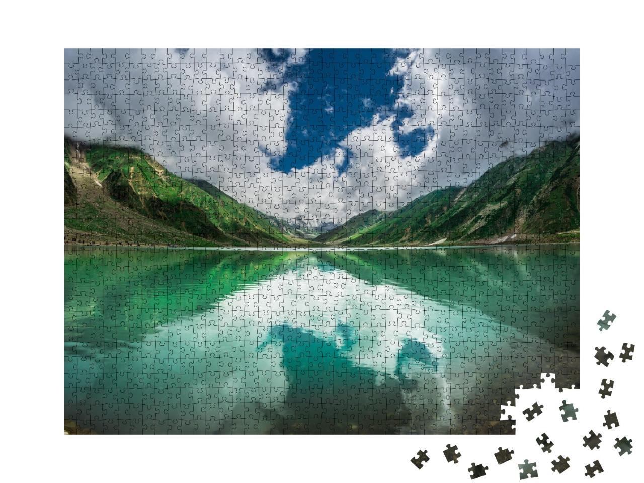 Puzzle de 1000 pièces « 3224 mètres d'altitude : le lac Saiful Muluk, des eaux bleu-vert au Pakistan »