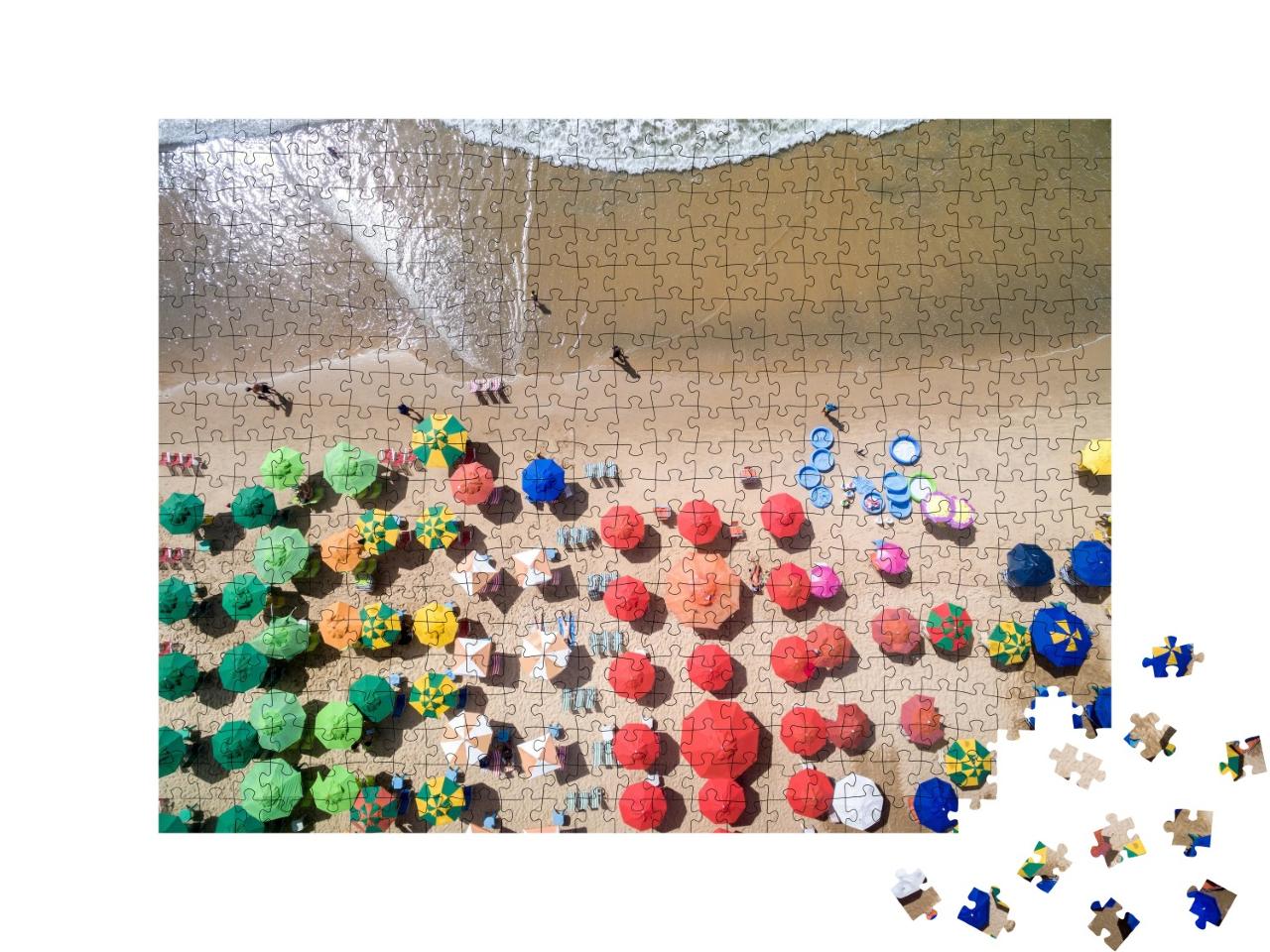 Puzzle de 500 pièces « Vue aérienne d'une plage de sable avec des parasols »