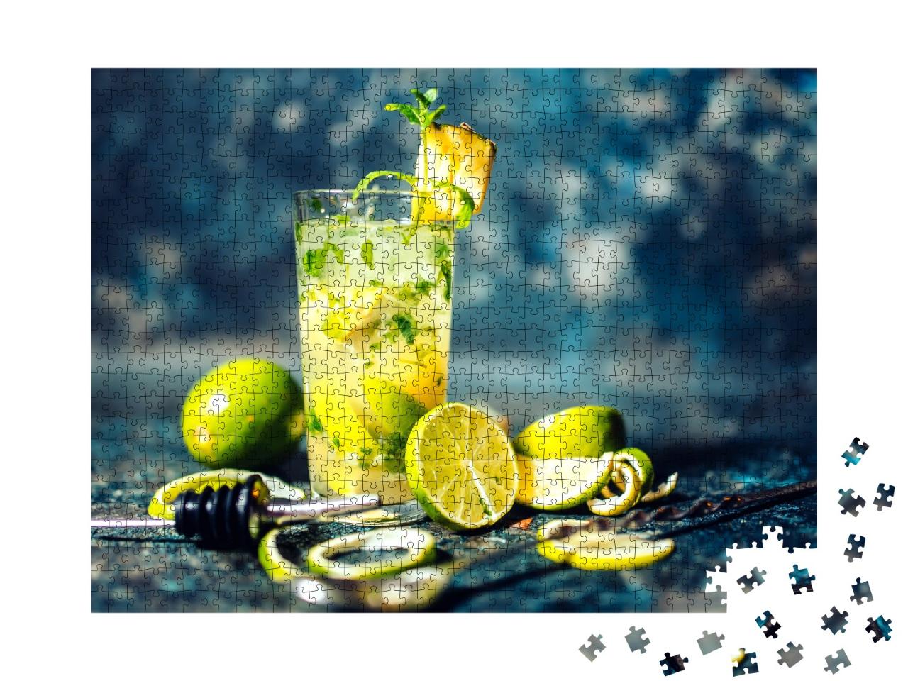 Puzzle de 1000 pièces « Cocktail de gin et de citron vert avec ananas et glace servi froid par le barman »