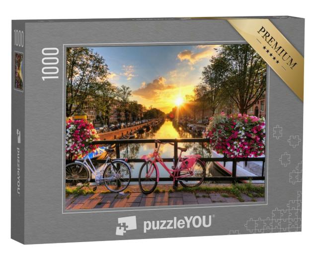 Puzzle de 1000 pièces „Beau lever de soleil sur Amsterdam, avec des fleurs et des vélos sur le pont“