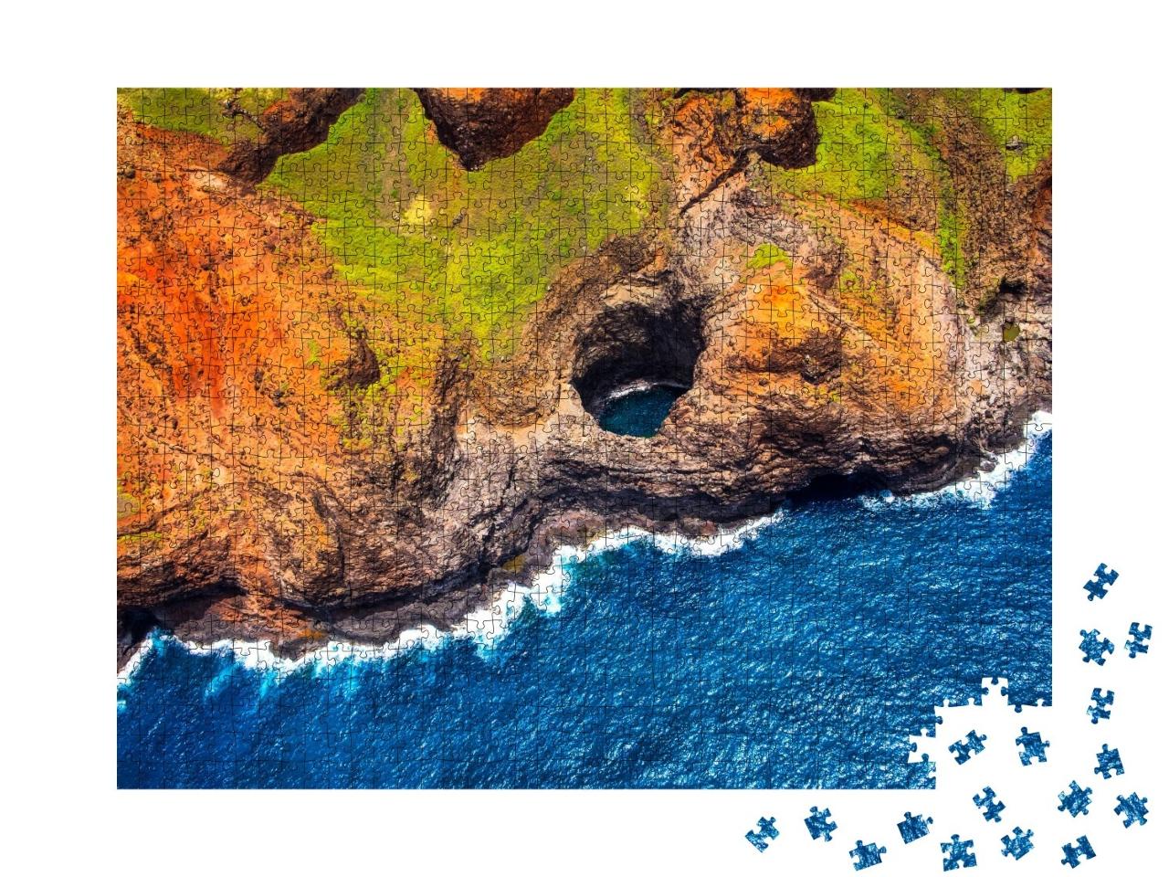 Puzzle de 1000 pièces « Vue aérienne de la côte Na-Pali avec une grotte ouverte, Kauai, Hawaii »