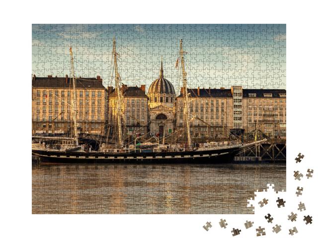 Puzzle de 1000 pièces « Bateau amarré dans le port de Nantes avec la ville en arrière-plan. Quai de la Fosse »