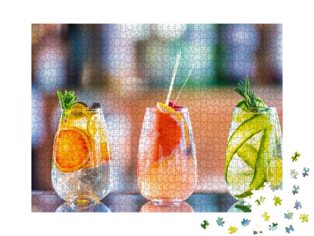 Puzzle de 1000 pièces « Cocktails gin-tonic dans des verres sur le comptoir du bar »