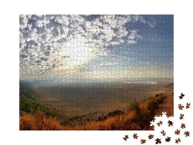 Puzzle de 1000 pièces « Panorama du cratère du Ngorongoro avec un ciel bleu et ensoleillé »