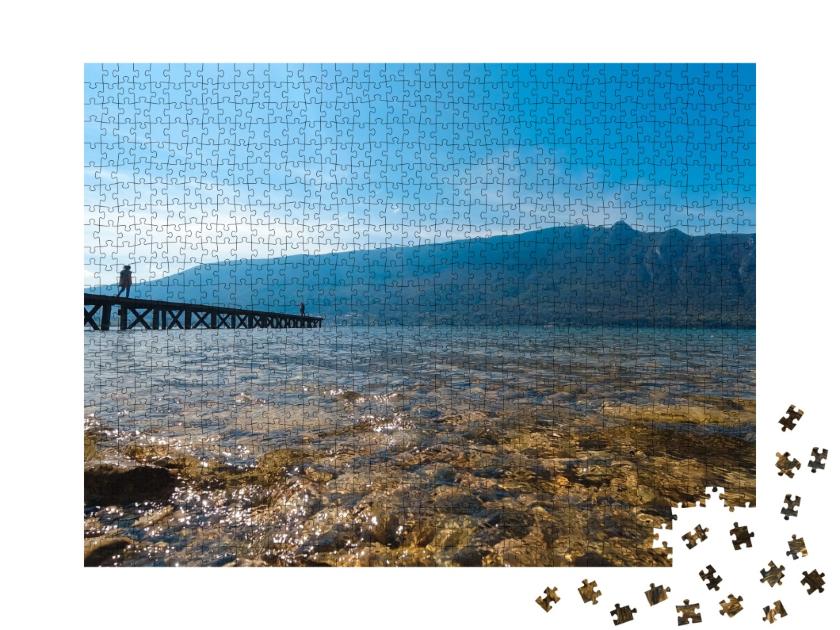 Puzzle de 1000 pièces « Photo du lac du Bourget et de la Dent du Chat, à Aix-Les-Bains en Savoie, France »