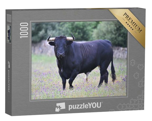 Puzzle de 1000 pièces « Taureau noir en Espagne dans le pré vert »