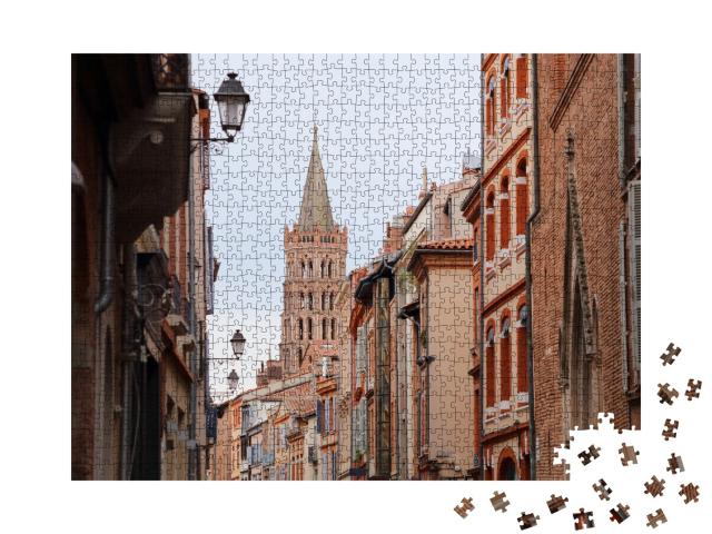 Puzzle de 1000 pièces « Rue dans la ville de Toulouse, France. Basilique Saint Sernin en arrière-plan. »