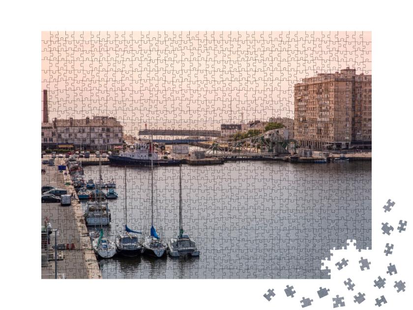 Puzzle de 1000 pièces « Port et ville de Saint Nazaire en Bretagne, France »
