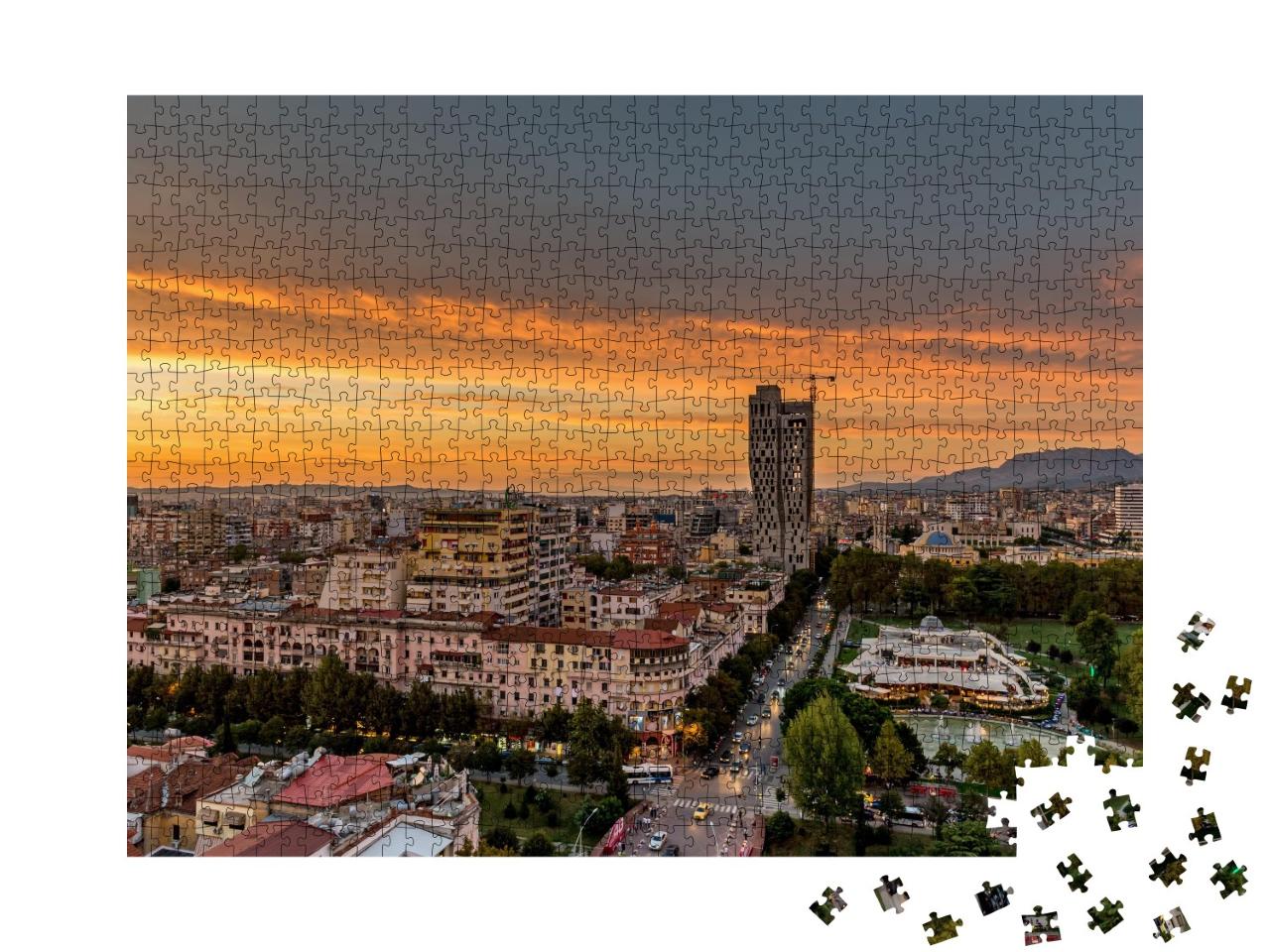 Puzzle de 1000 pièces « Fantastique coucher de soleil sur Tirana, capitale de l'Albanie »