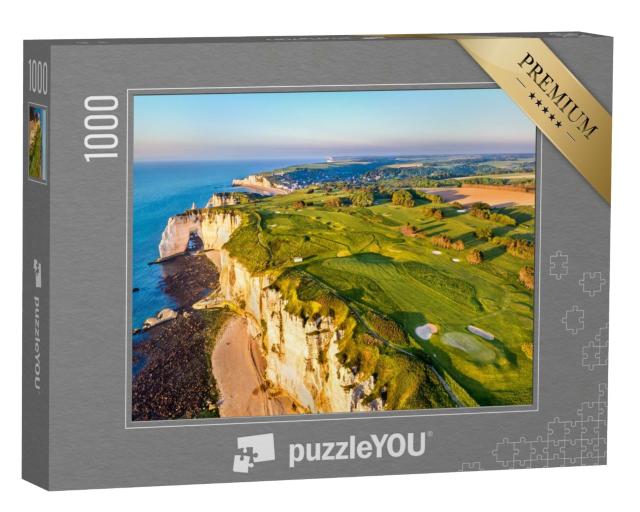 Puzzle de 1000 pièces « Panorama aérien de la côte avec les falaises de craie à Etretat - Normandie, France »
