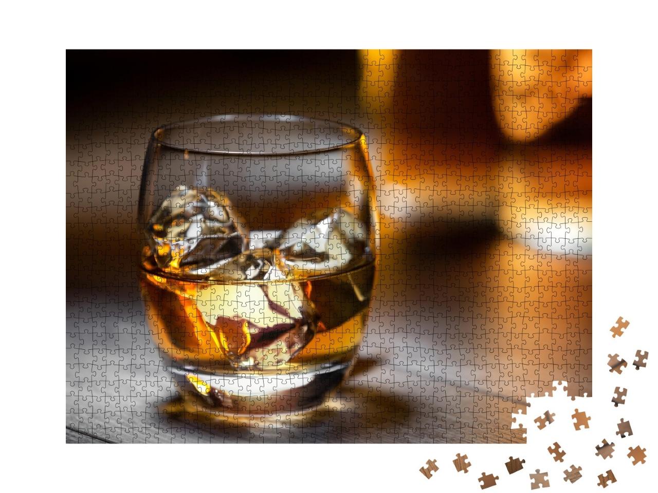 Puzzle de 1000 pièces « Verre rafraîchissant de whisky écossais ou de bourbon avec des glaçons »