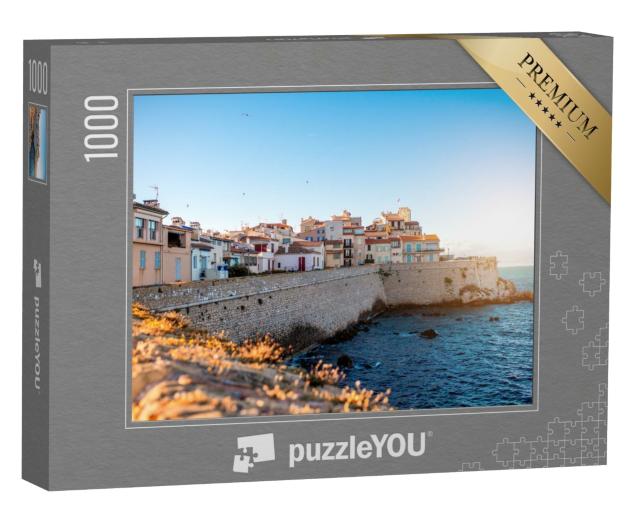 Puzzle de 1000 pièces « Vue de paysage sur le vieux village côtier et la forteresse d'Antibes sur la Riviera française »