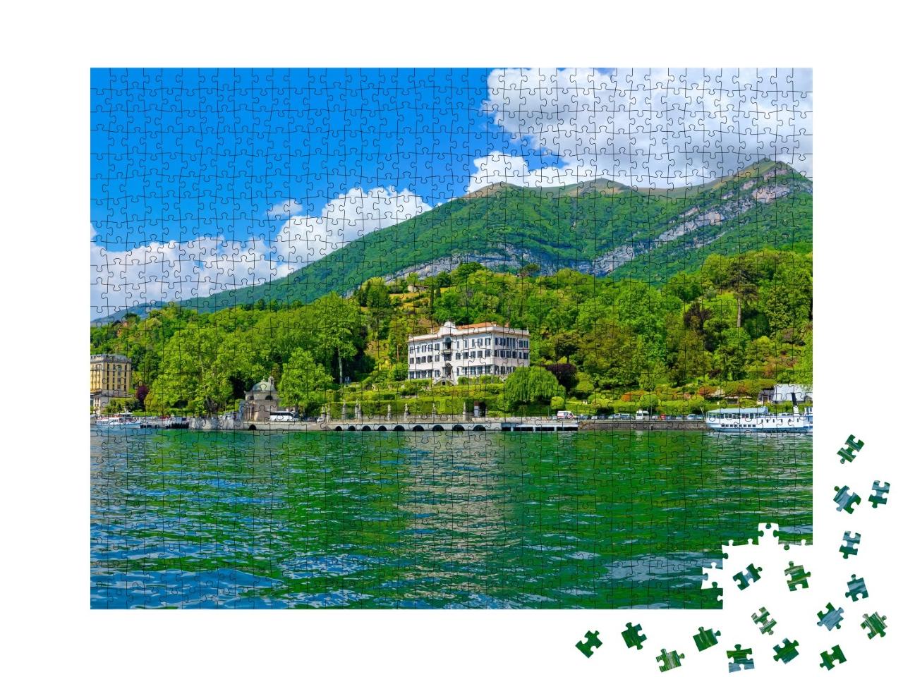 Puzzle de 1000 pièces « Panorama ensoleillé sur le lac de Côme avec bateau d'excursion »