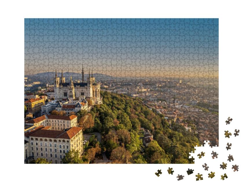 Puzzle de 1000 pièces « La basilique Notre-Dame de Fourvière et la tour métallique au lever du soleil à Lyon »
