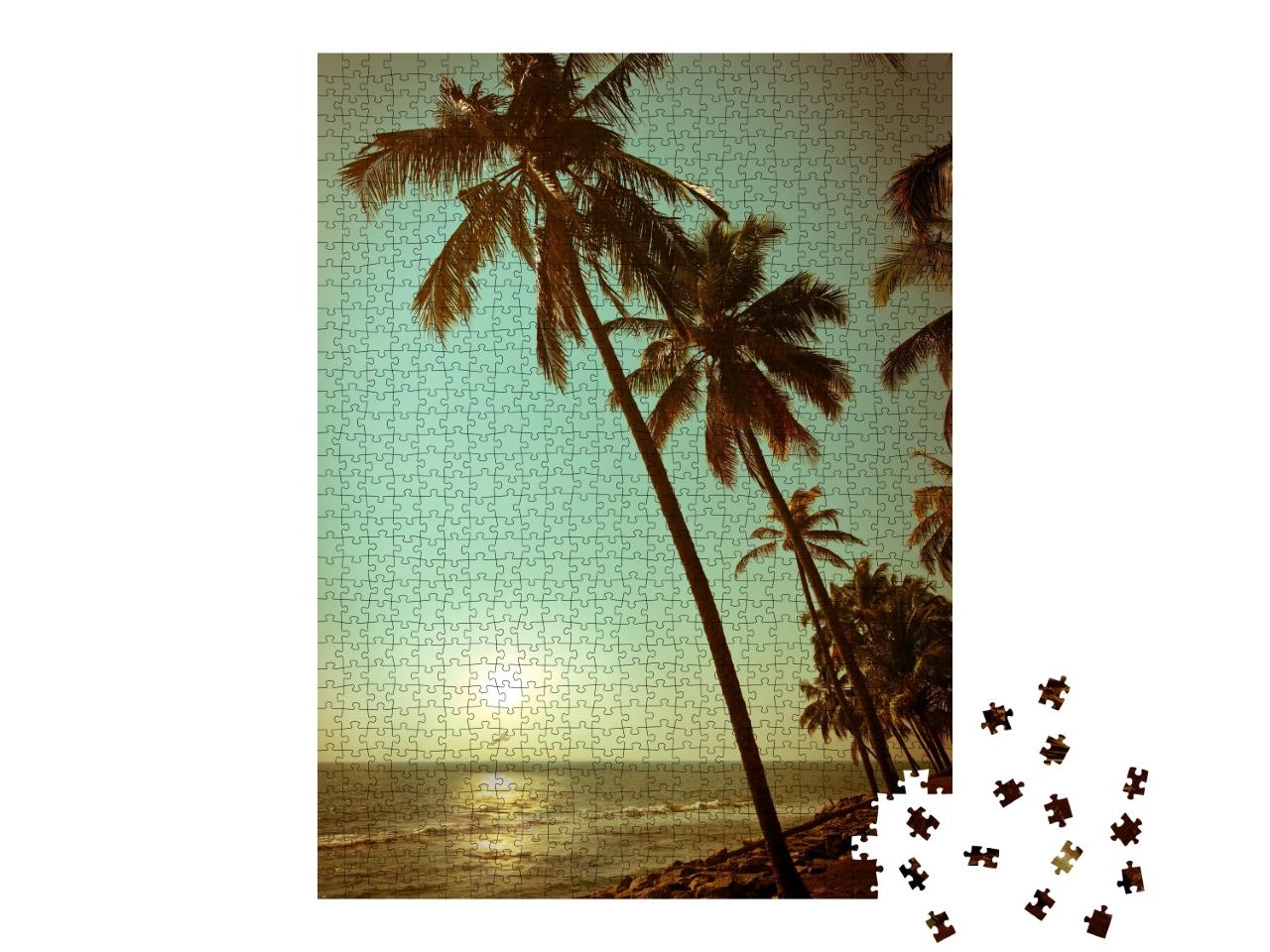 Puzzle de 1000 pièces « Coucher de soleil sur une plage tropicale bordée de palmiers »