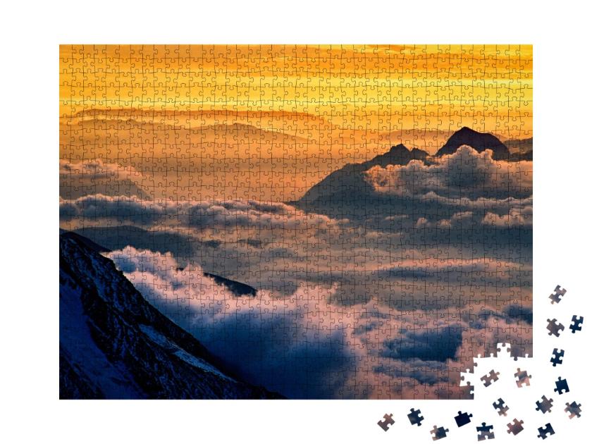 Puzzle de 1000 pièces « Route vers le Mont-Blanc. La vallée de Chamonix dans les nuages. France »