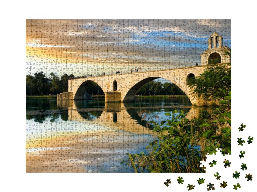 Puzzle de 1000 pièces « Beau paysage du soir du pont d'Avignon et de la chapelle Saint-Nicolas sur le Rhône »
