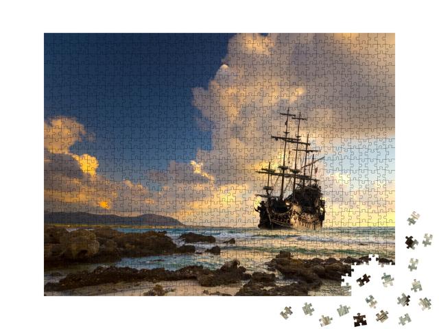 Puzzle de 1000 pièces « Bateau pirate en pleine mer au coucher du soleil »
