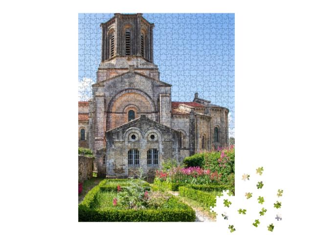 Puzzle de 1000 pièces « Vouvant . Église Notre-Dame-de-l'Assomption vue de l'extérieur. La Vendée. Région de la Loire »