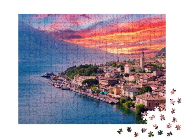 Puzzle de 1000 pièces « Limone sul Garda dans un coucher de soleil incandescent, Italie »