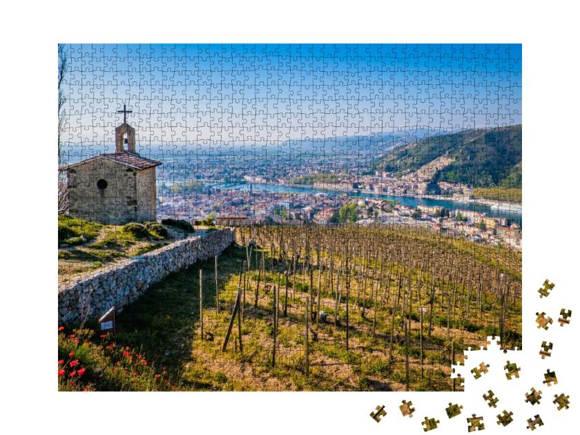 Puzzle de 1000 pièces « Vue sur la chapelle Saint Christophe et la ville de Tain l'hermitage »