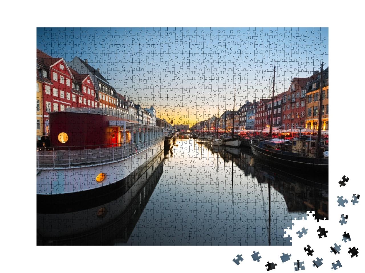 Puzzle de 1000 pièces « Bateaux à Nyhavn au coucher du soleil, Copenhague au Danemark »