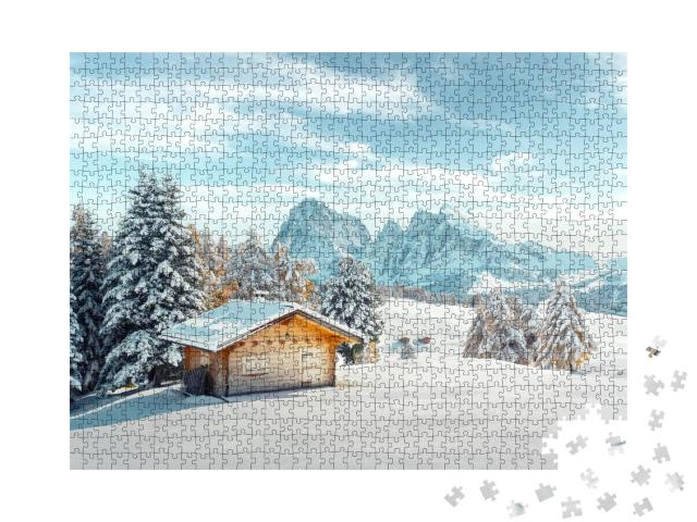 Puzzle de 1000 pièces « Paysage pittoresque avec petite cabane en bois sur le pré Alpe di Siusi en période hivernale »