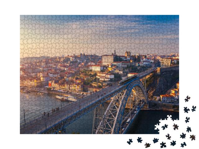 Puzzle de 1000 pièces « Vue aérienne panoramique du pont Dom Luis au coucher du soleil, Porto, Portugal »