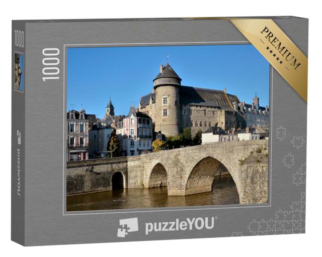 Puzzle de 1000 pièces « La rivière Mayenne avec le château et le vieux pont à Laval dans le département de la Mayenne »
