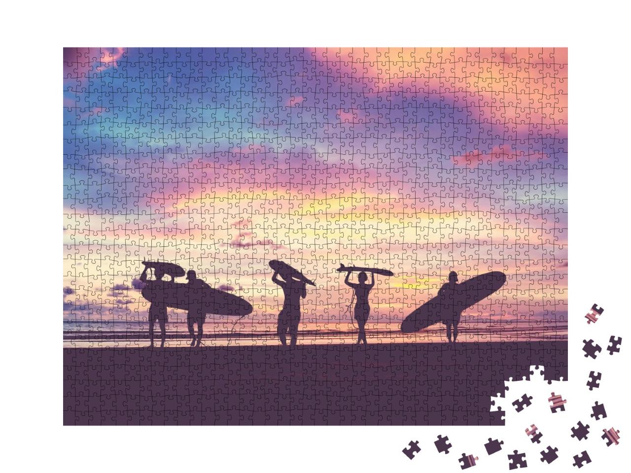 Puzzle de 1000 pièces « Surfeurs au coucher du soleil sur la plage »