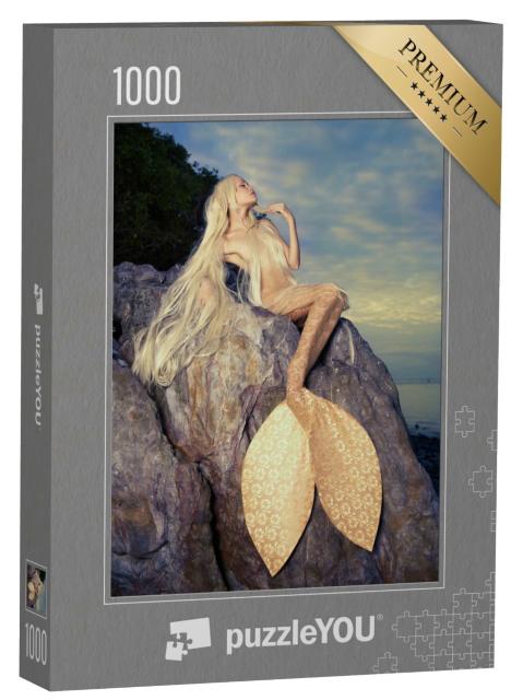 Puzzle de 1000 pièces « Sirène dorée sur un rocher au bord de la mer »