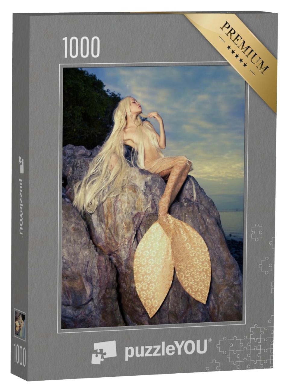 Puzzle de 1000 pièces « Sirène dorée sur un rocher au bord de la mer »